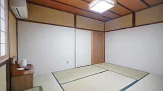 (206室) 2階 床の間4人部屋 (個室, 共用トイレ, シャワー付)