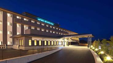 施設の正面 (日没後) / 1