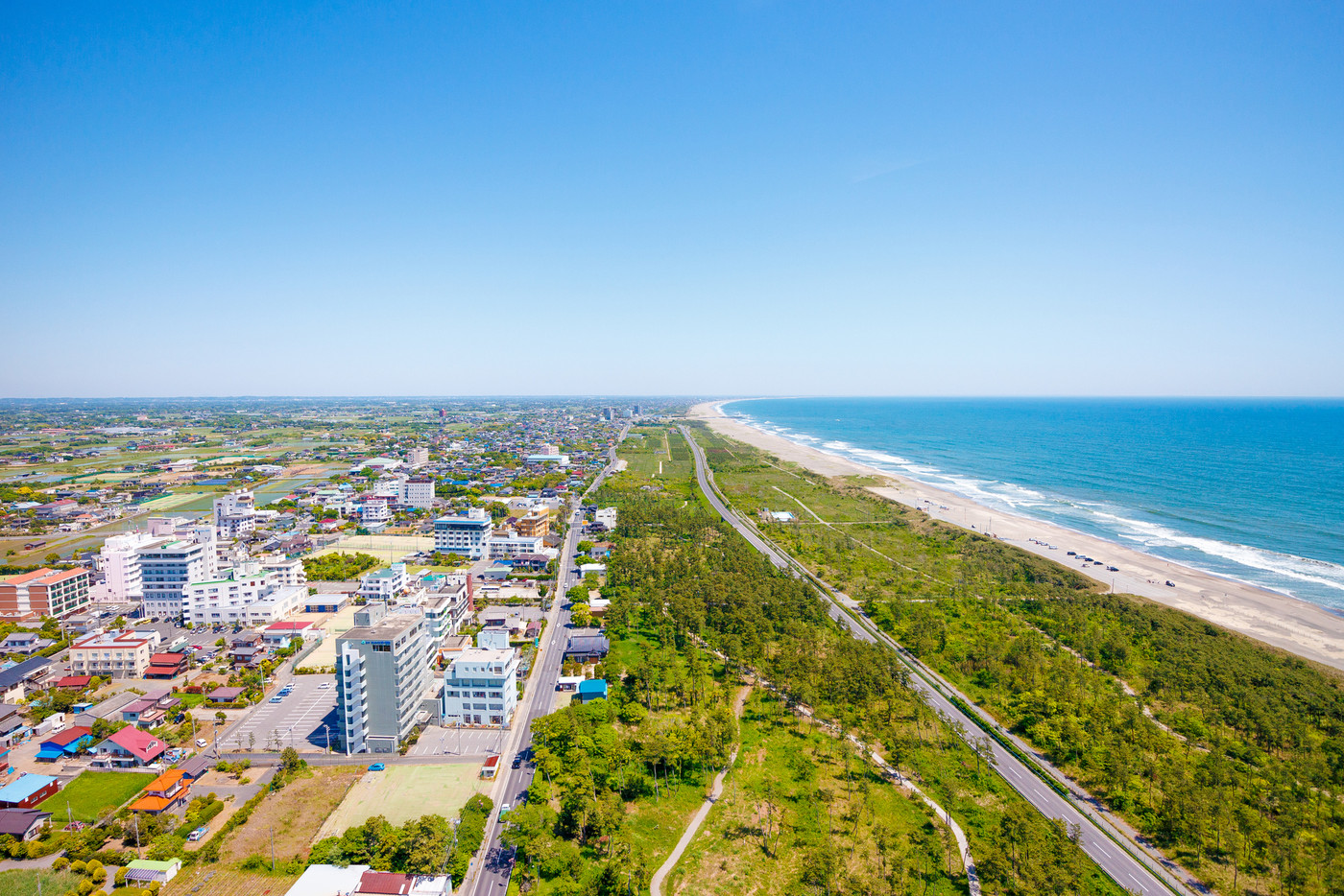 テニスに海水浴に別荘暮らしと多彩な白子町のホテル街と九十九里浜を空撮
