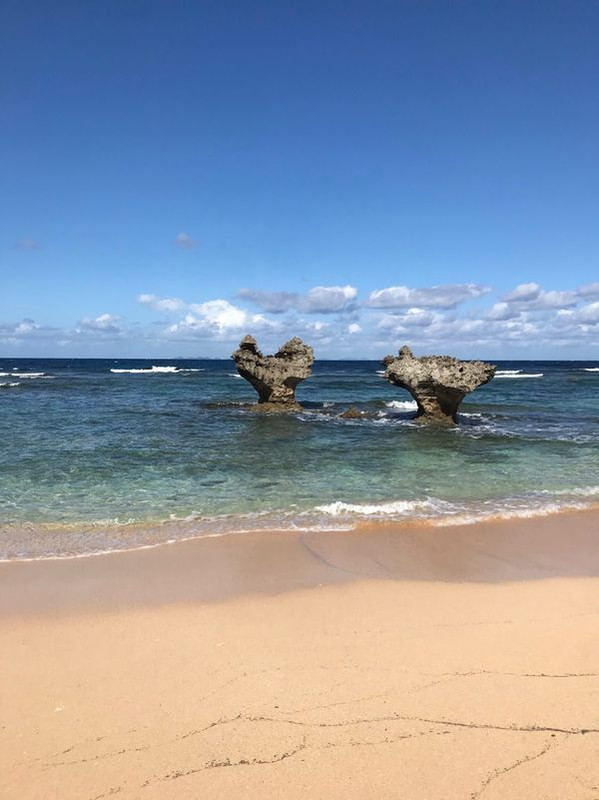 ティーヌ浜のハートロック。♡にみえる絶好の場所を探してみては / 1