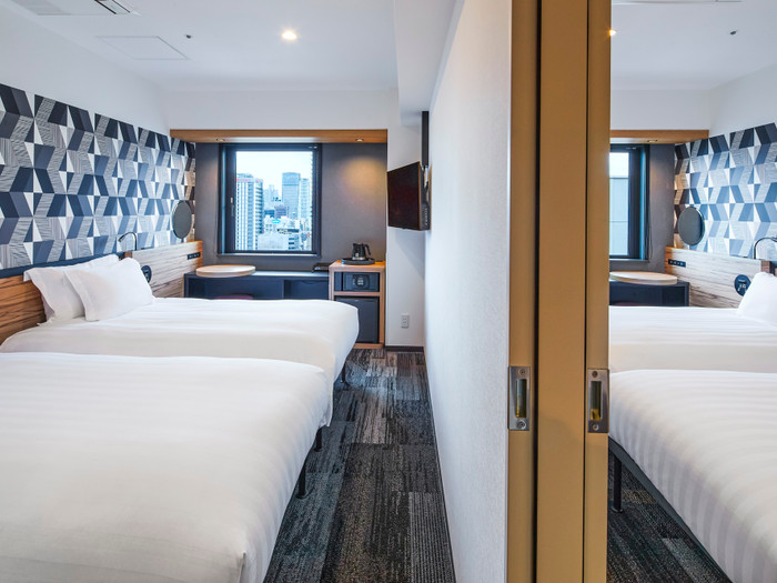 トリプルルーム（左）や、2部屋がドアでつながっているコネクティングルーム（右）も