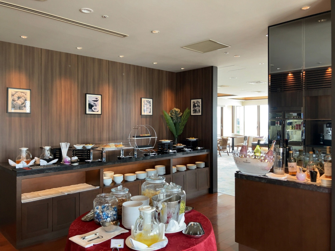 ティータイムのブッフェ台、終日お酒が飲めます！