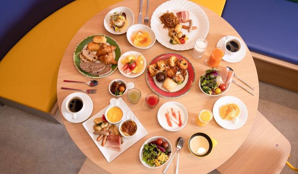 ブッフェ形式の和洋朝食
子ども専用コーナーも◎ / 2