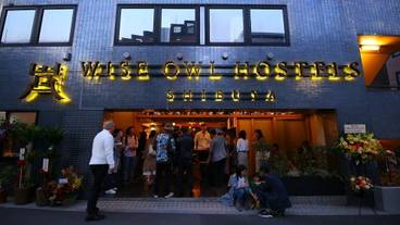 施設の正面 (日没後) / 1