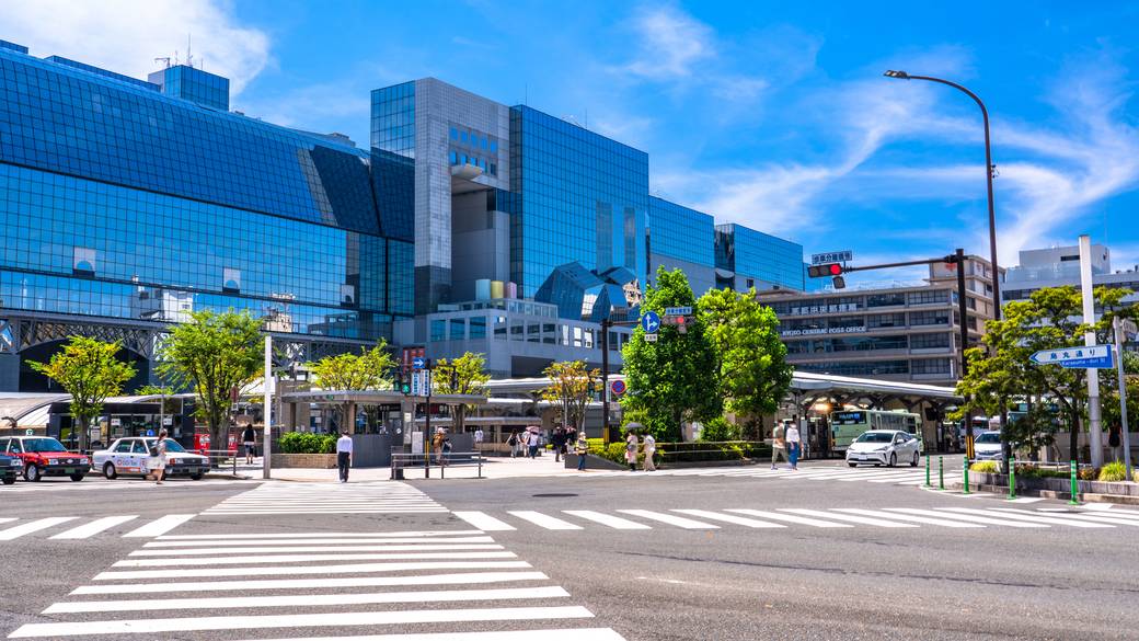 京都駅で腹ごしらえ
無料バスで宿へ出発！ / 2