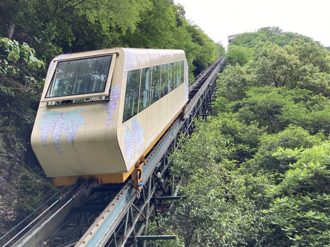 露天風呂側の駅から見たケーブルカー。はるか上にホテルが見える