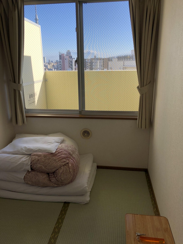 布団は自分でたたみます。敷きっぱなしもOK