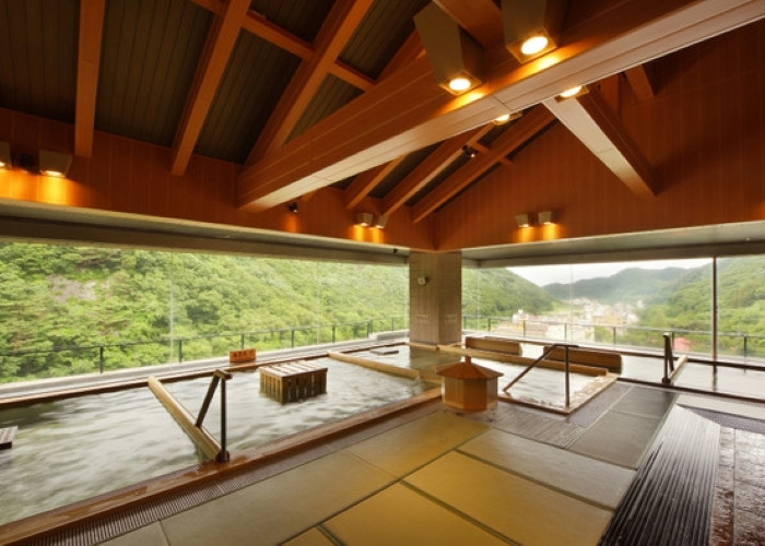 大きな窓から豊かな自然が見えるヒノキの展望風呂は、いつまでも浸かっていられそう