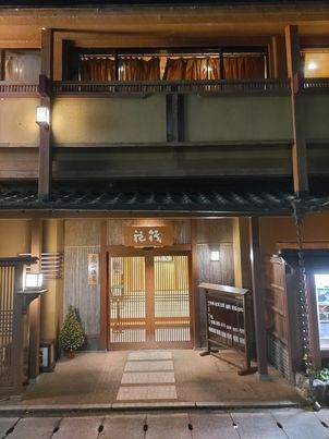 到着は15時ちょっと過ぎでお忙しい時間でしたが、すぐお部屋に案内いただきました。