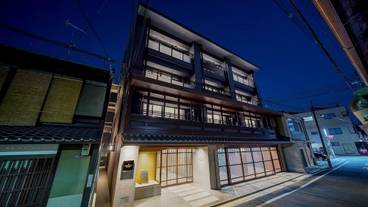 施設の正面 (日没後) / 1