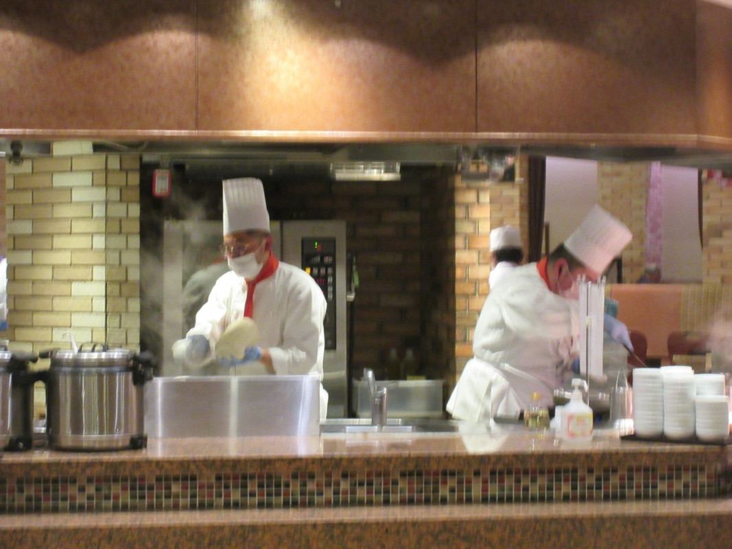 刀削麺もライブキッチンでやってます。思わず食べすぎました