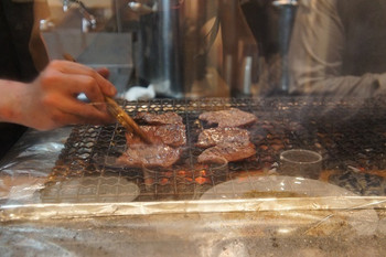 「利久 エキマルシェ大阪店」内観 899500 ガラス越しに牛タンが炭焼きされているところ