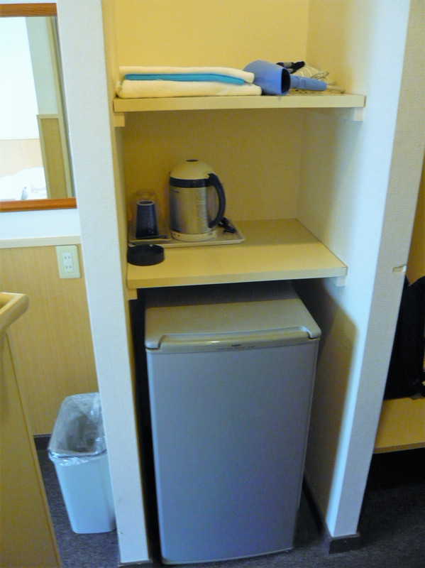 中型冷蔵庫と備品コーナー