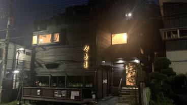 施設の正面 (日没後) / 1