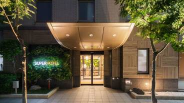 施設の正面 (日没後) / 1