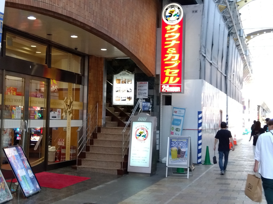 いわゆるパチンコ店の２階にあります。