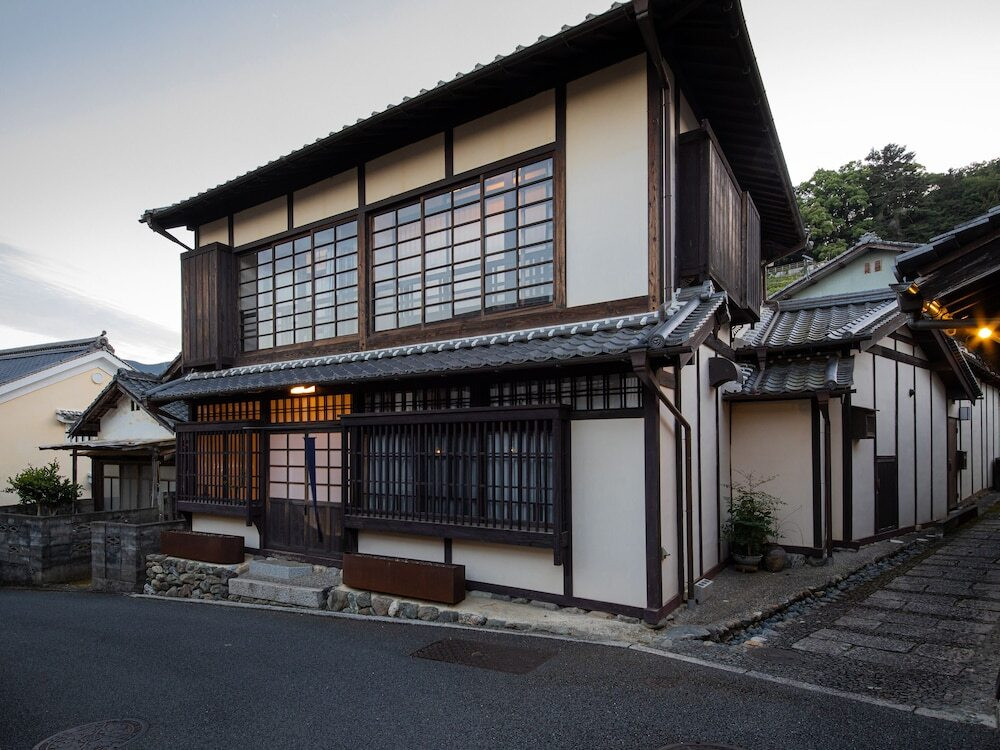 町の暮らしに寄り添う、歴史的情緒を感じる一棟貸しの宿3845755