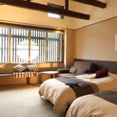 湯畑草菴（群馬県 リゾートホテル）：草津温泉の名所“湯畑”を窓から望めるツインベッドタイプのお部屋。梁（はり）や柱など古木のぬくもりを感じられる空間で、癒しのひとときを。3名様利用の場合はソファーベッドをご用意。
●こんな人におすすめ／草津らしさを堪能したい人、女子旅 / 2