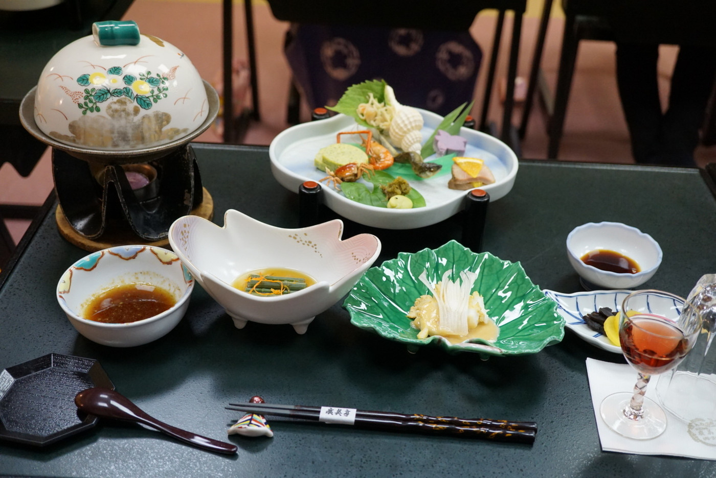 「割烹旅館 廣美亭」 料理 87016502 先付は左手前のワラビです