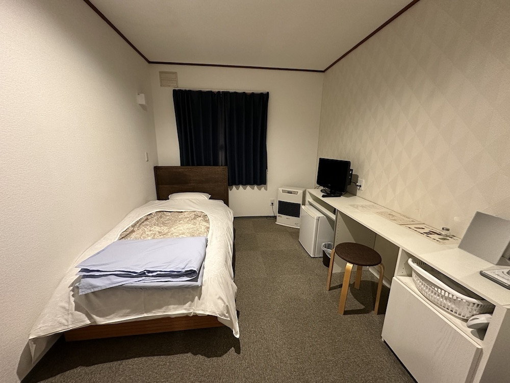 シングルルーム・バストイレなし。冷蔵庫、寝間着、タオルあり。