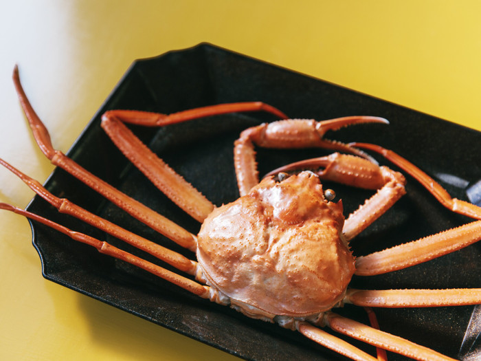 水深800ｍ以上の深海に棲む富山の紅ズワイガニ。養分が豊富な海洋深層水で育ったからこそのジューシーさと甘みが抜群