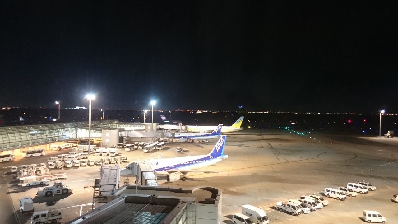 夜間の飛行機の撮影は部屋を真っ暗にして撮ろう3627297