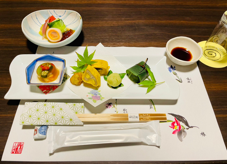 「山みず木」 料理 160044979 左奥:川鱒砧巻(焼茄子・トマト豆腐・胡瓜・茗荷)
手前(左から):ゼリー寄せ・山芋磯辺揚げ・辛子蓮根・ずんだ茶巾・(煮)鮎鮨