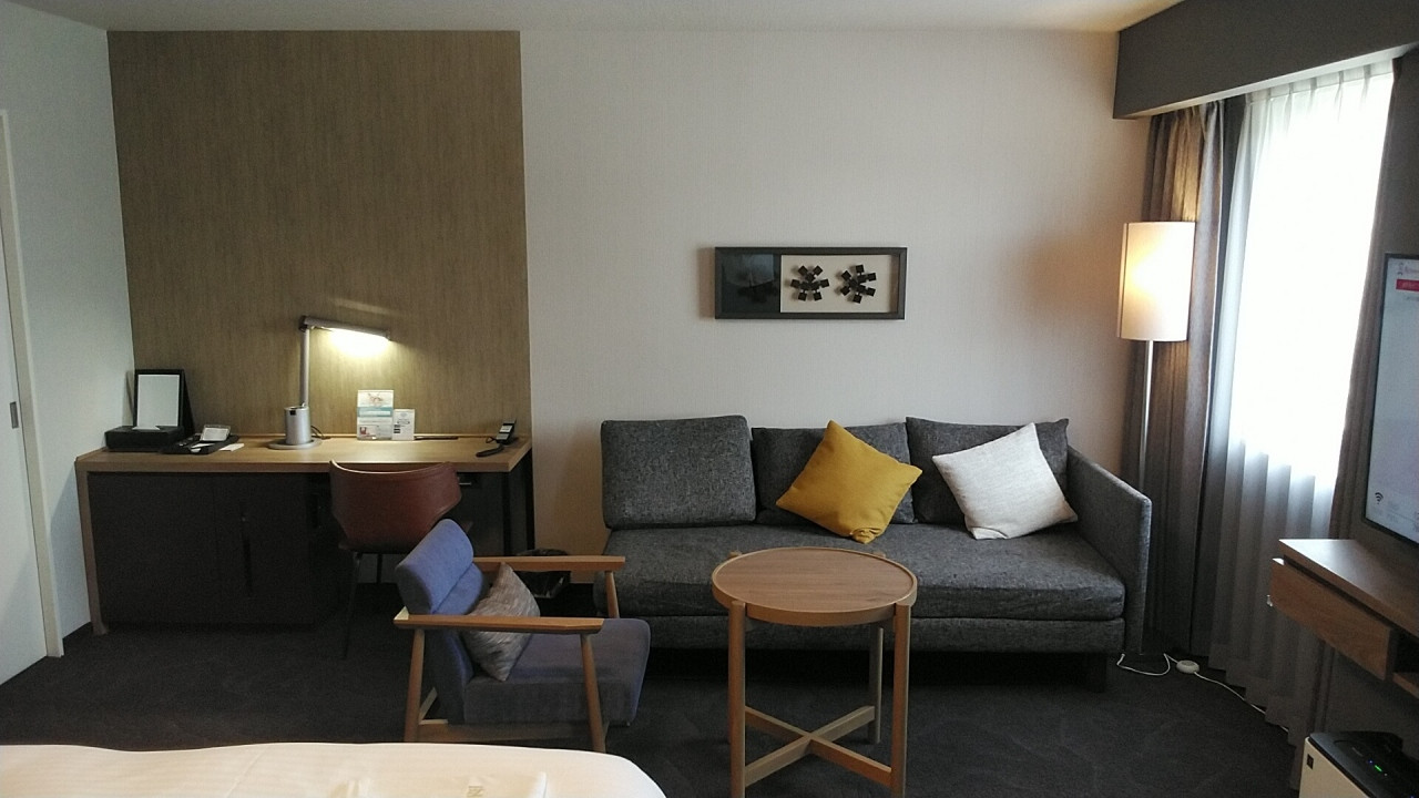 リビングエリアに机もあって快適です