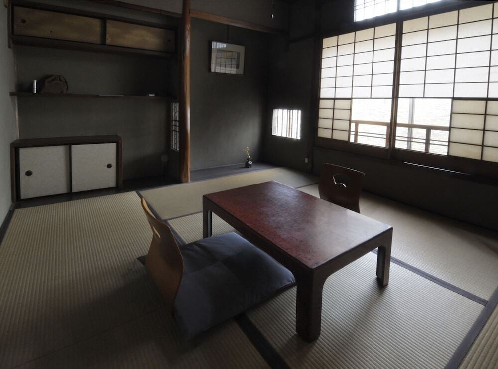 客室内のダイニングエリア