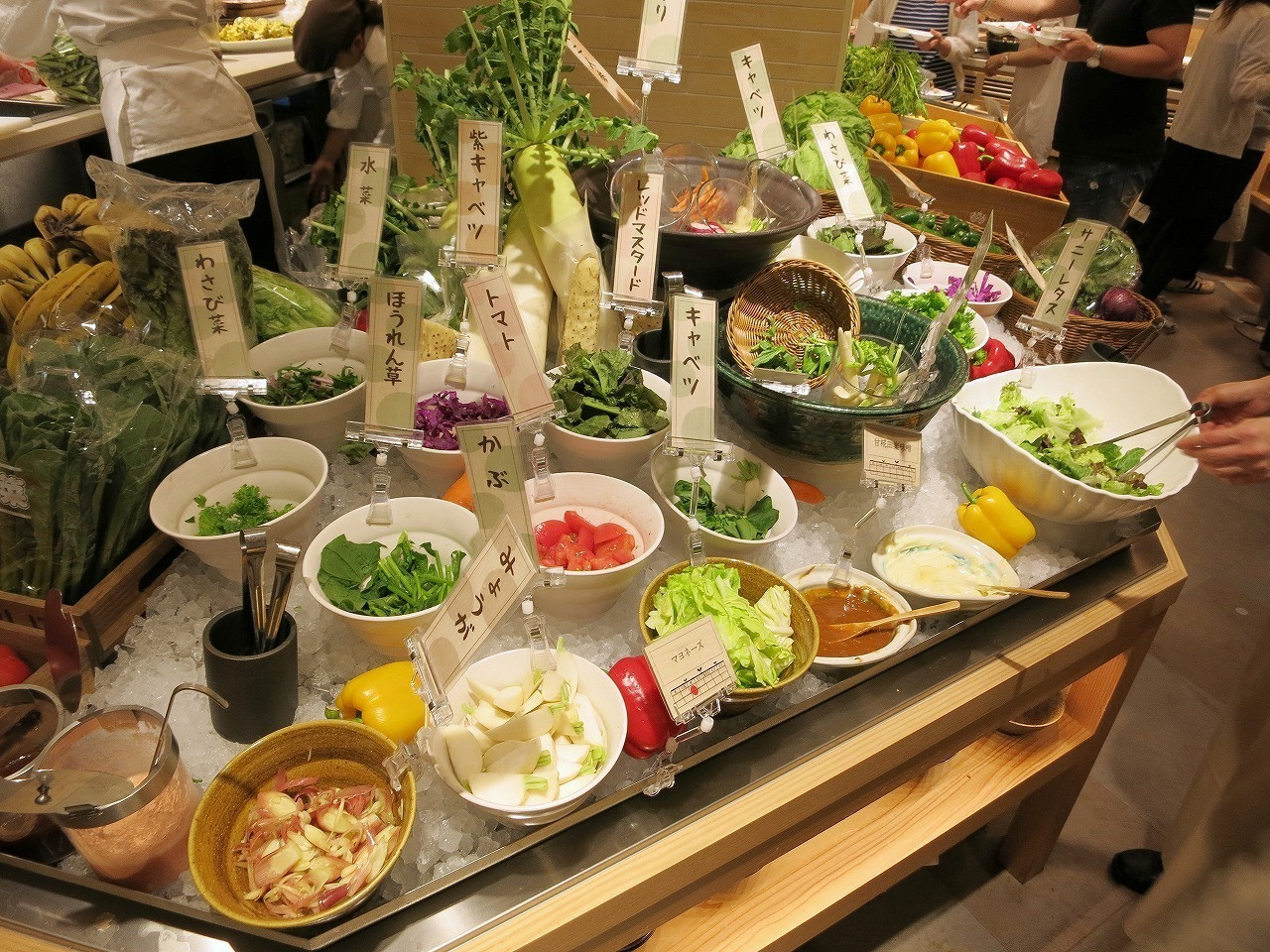 「彩の国レストラン」料理 49146 ブッフェの様子”サラダ”。