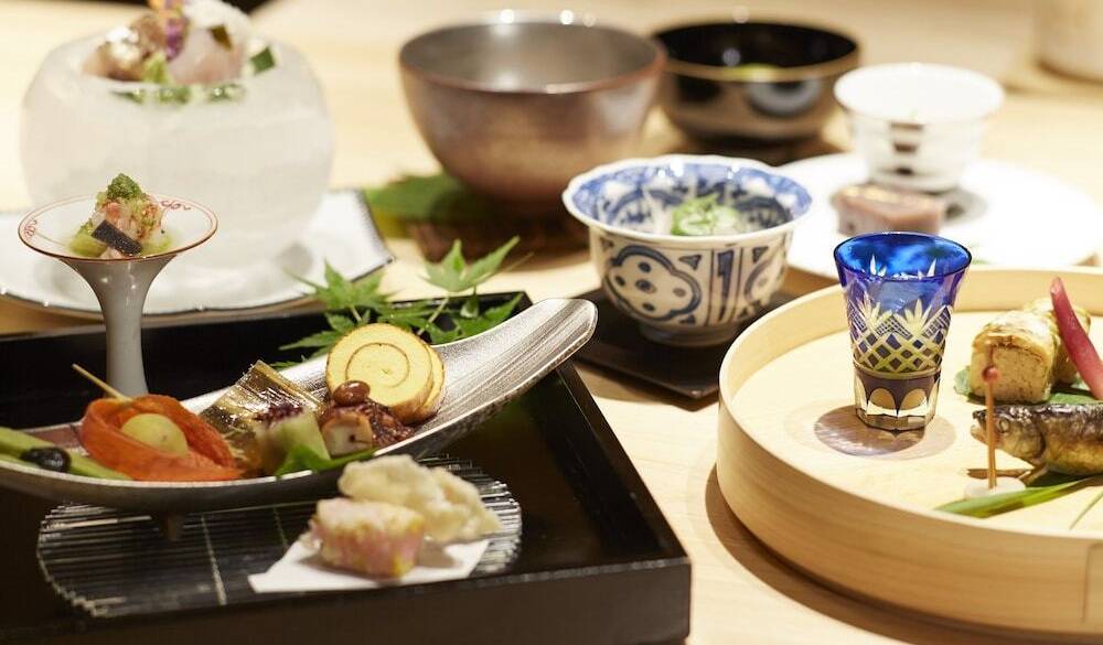 季節の恵みがぎっしり
懐石料理と美酒に舌鼓 / 1