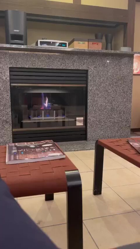 ラウンジには暖炉や本棚のスペースも。雑誌を読みながらリラックスできそう / 1