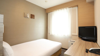 エコノミーダブル、セミダブルベッド1台、禁煙