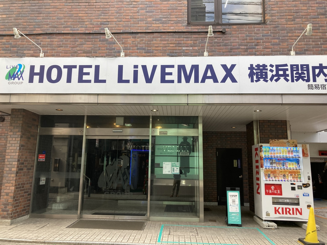 繁華街の裏側が表玄関です