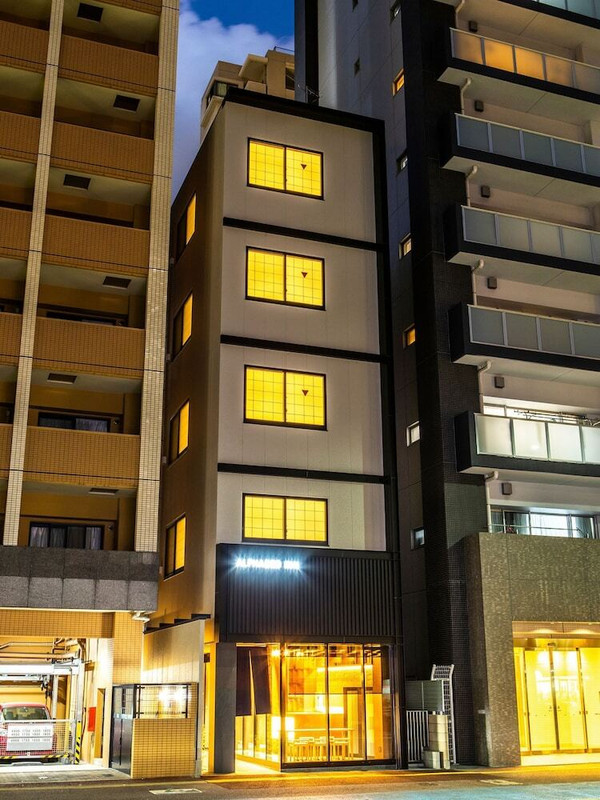 施設の正面 (日没後)