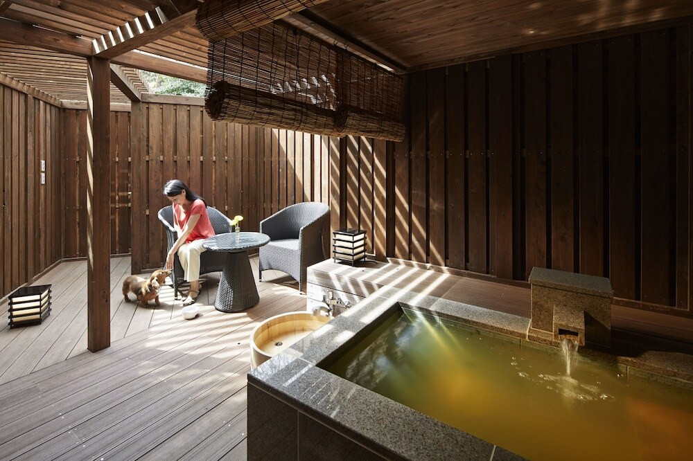 ワンちゃん専用の浴槽で一緒にリラックス3925046