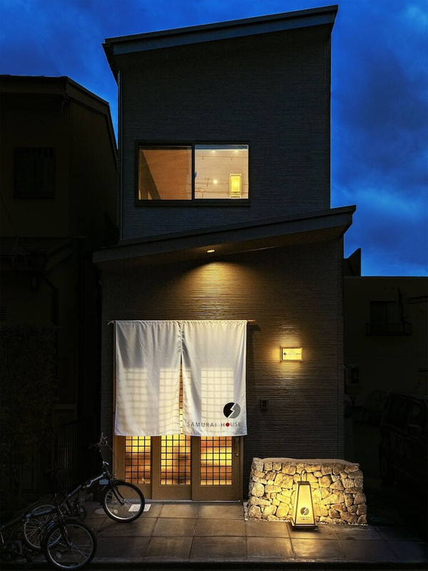 施設の正面 (日没後)