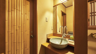 10畳和室渓流側