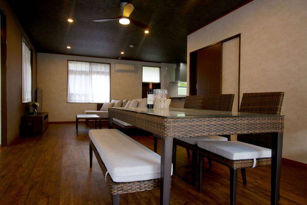 客室内のダイニングエリア