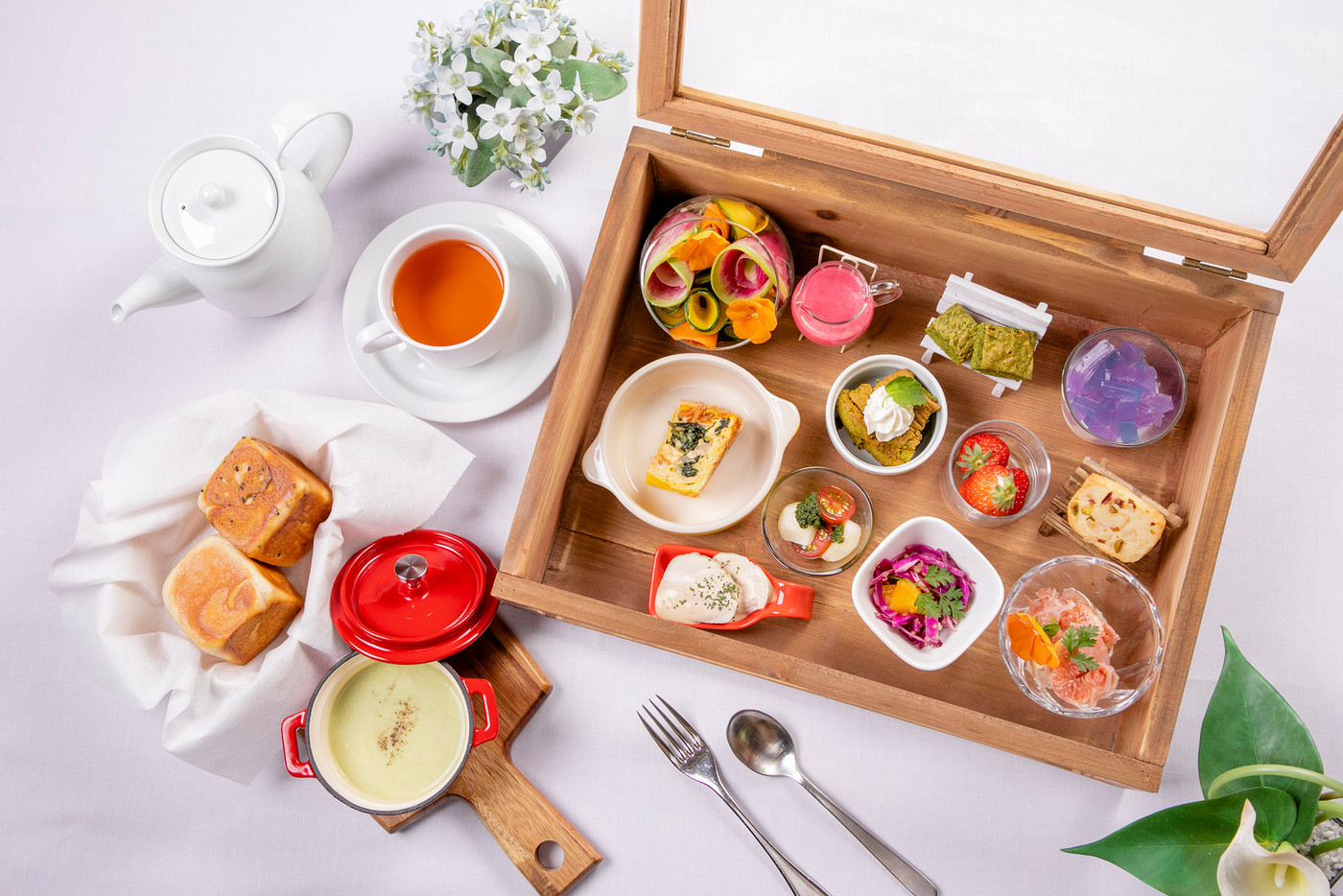 フロアごとに違う花の装いに心和む4006308