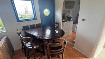 客室内のダイニングエリア / 14