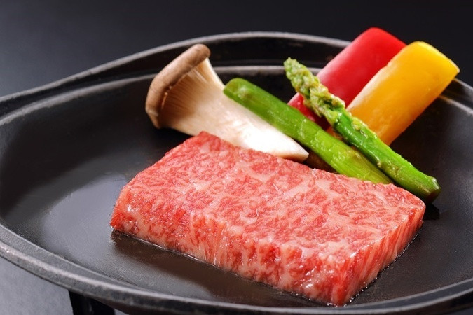夕食一例／かずさ和牛陶板焼き