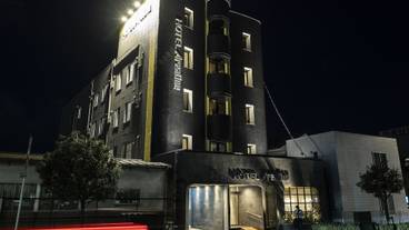 施設の正面 (日没後) / 4