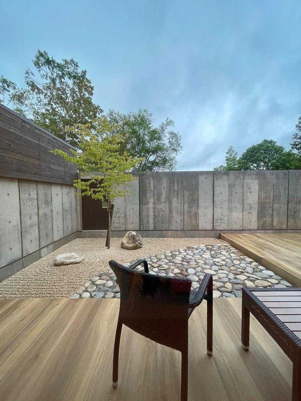 湯上りはさっとバスローブを羽織って、デッキチェアで一休み。各部屋に専用テラスと中庭が付いているのが嬉しい / 2
