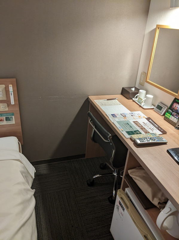 ベッドサイドにコンセントあります。