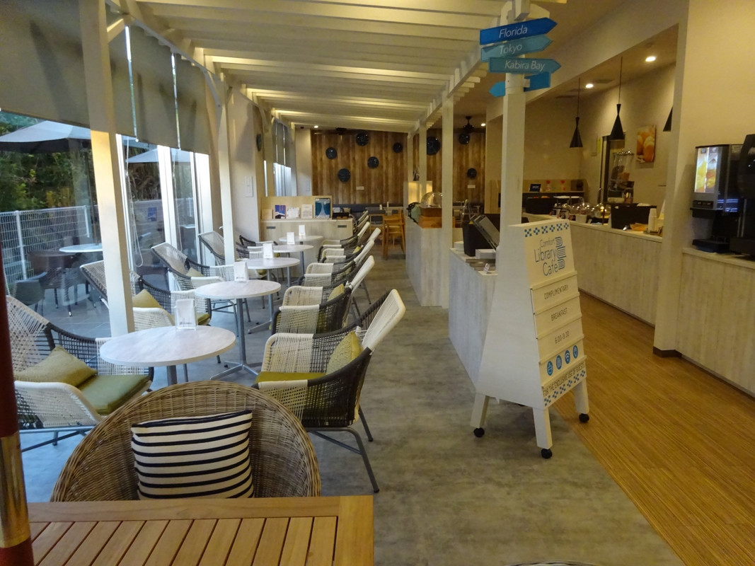 朝食会場(奥もあります)