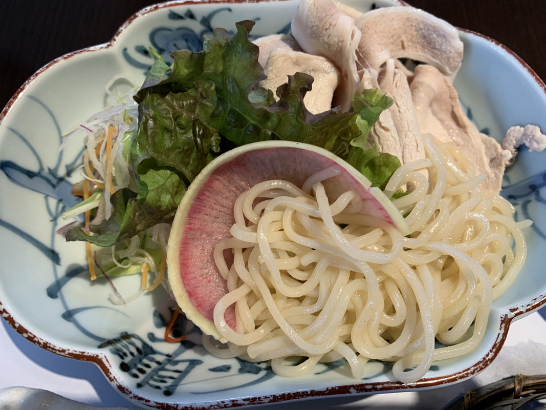 豚肉冷しゃぶ  パスタには全く味が点いていません。学校給食？