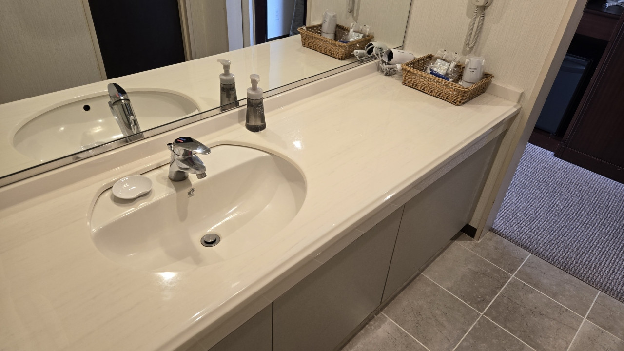 広い洗面カウンターが便利です