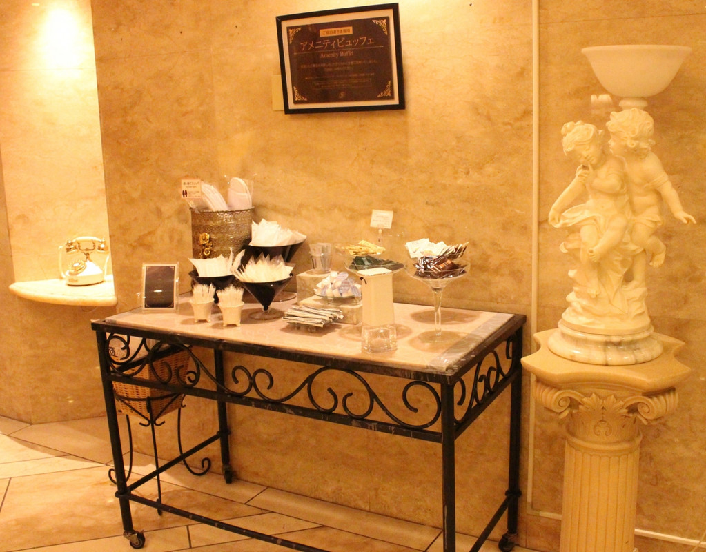 フロント横にアメニティお茶コーヒー等置いてあります