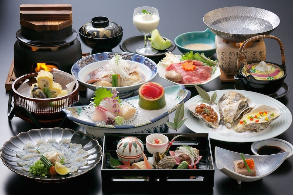 高台から宮島を望む、おなかも心も満たされるお宿4376326